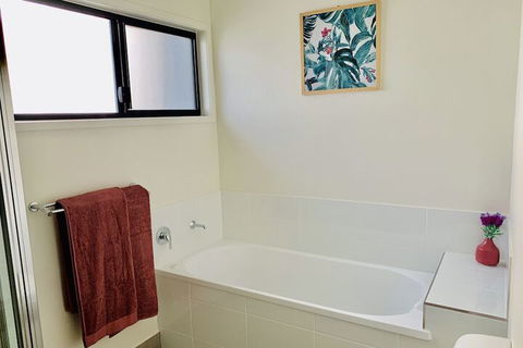WHITSUNDAY Spacious & Comfortable Moments From Picturesque Boardwalk - Accommodation Directory 4