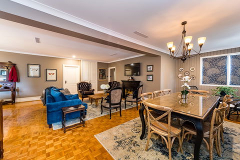 Hedge House- Luxury Space Style Location - Accommodation Directory 3