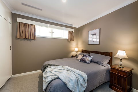 Hedge House- Luxury Space Style Location - Accommodation Directory 6