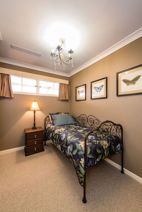 Hedge House- Luxury Space Style Location - Accommodation Directory 4