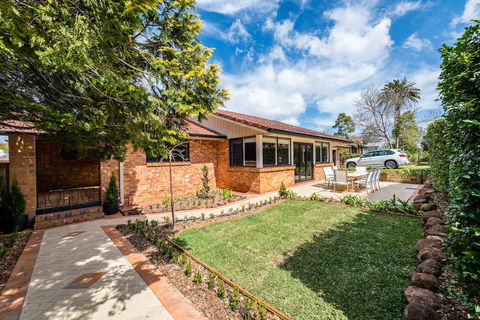 Hedge House- Luxury Space Style Location - Accommodation Directory 1