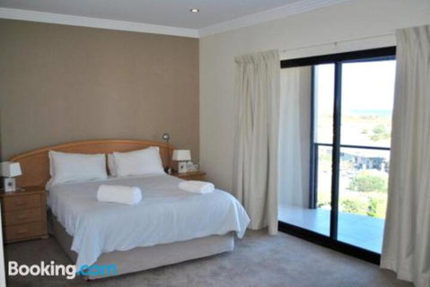 Eagles Nest - Accommodation Directory 6