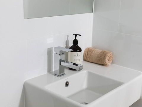 WHITE WAVES 4 ABSOLUTE BEACH FRONT STUDIO HASTINGS POINT - Accommodation Directory 2