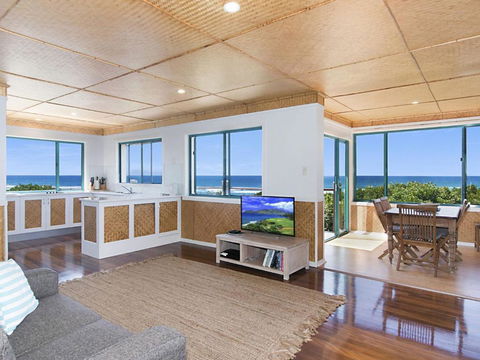 WHITE WAVES 6 OCEAN VIEWS FROM BEACHFRONT BALCONY - Accommodation Directory 2