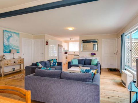 WIRANI On The WATER Sanctuary Point 4pm Check Out Sundays - Accommodation Directory 5