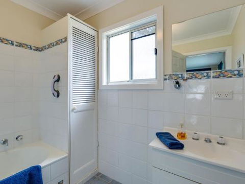 WIRANI On The WATER Sanctuary Point 4pm Check Out Sundays - Accommodation Directory 6