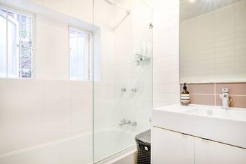 Picturesque Bellevue Hill 2BR Apt H452 - Accommodation Directory 3