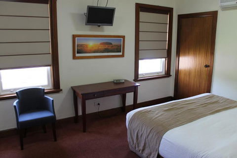 The Dormie House - On The Golf Course - Accommodation Directory 3