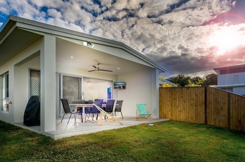 Blue Lagoon Villa B - Accommodation Directory 1
