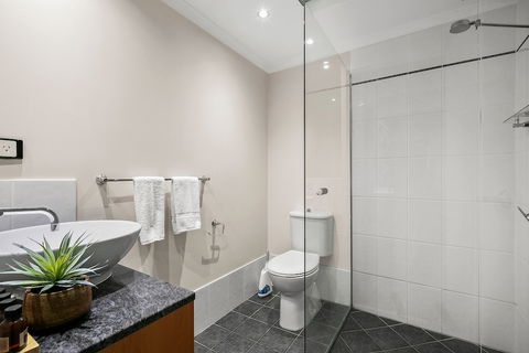 Poolside Alamanda Beachfront Resort 88 - Accommodation Directory 6