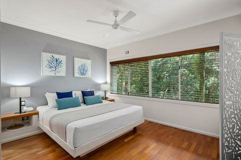 Poolside Alamanda Beachfront Resort 88 - Accommodation Directory 2