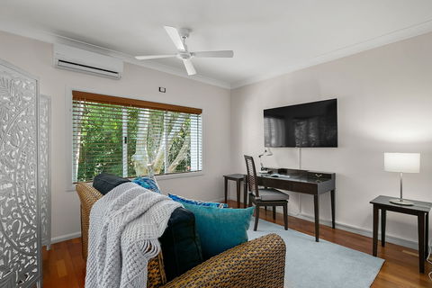 Poolside Alamanda Beachfront Resort 88 - Accommodation Directory 4