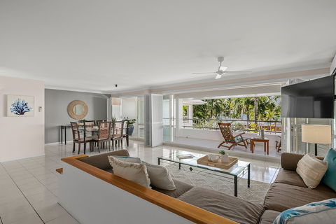 Poolside Alamanda Beachfront Resort 88 - Accommodation Directory 1