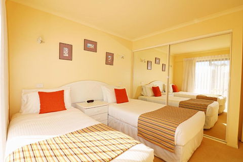 Ocean Breakers - Accommodation Directory 0