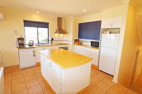 Ocean Breakers - Accommodation Directory 4