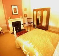 Cromwell House - Accommodation Directory