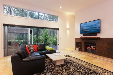 Deja Vu Estate - Accommodation Directory 5