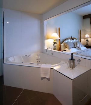 Delany Hotel - Accommodation Directory 4