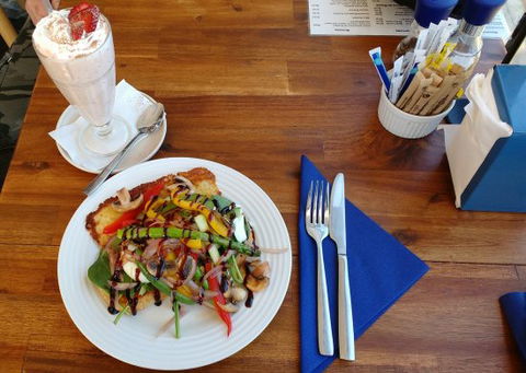Brownie's On Budgewoi - Accommodation Directory 0