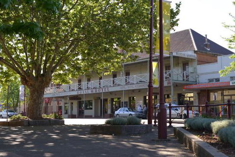 Royal Hotel Restaurant - Accommodation Directory 0