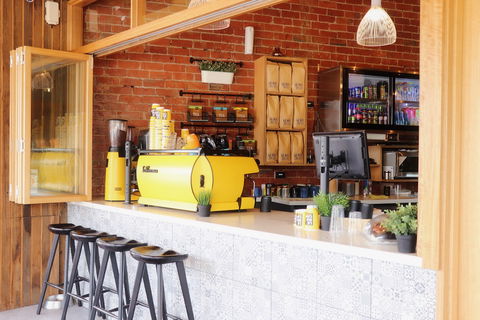 Le Roi Cafe - Accommodation Directory 0