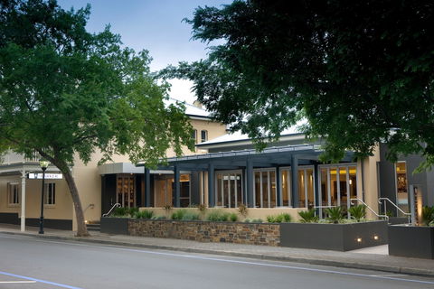 The Barker Hotel - Accommodation Directory 0
