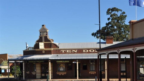 Phoebe's @ Ten Dollar Town Motel - Accommodation Directory 6