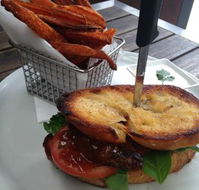 Red Dog on the Green - Accommodation Directory