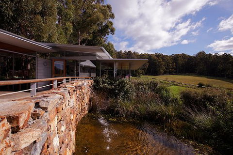 Five Bob Cafe - Accommodation Directory 0