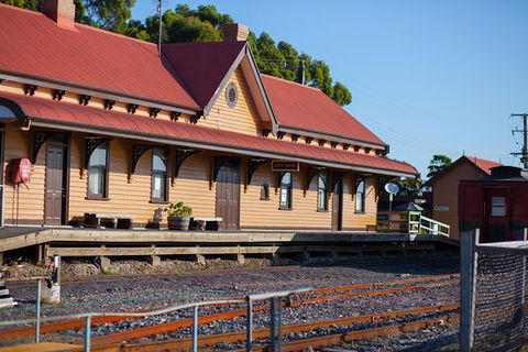 Tracks On Point - Accommodation Directory 0