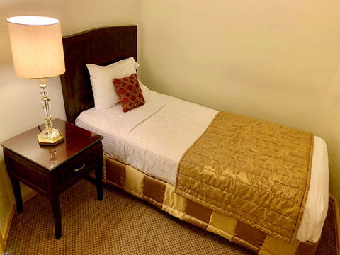 Royal Albert Hotel - Accommodation Directory 2