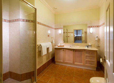 Royal Albert Hotel - Accommodation Directory 8