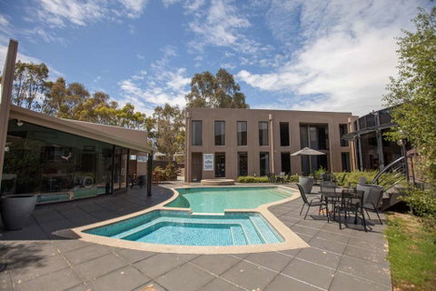 Dingley International Hotel - Accommodation Directory 1