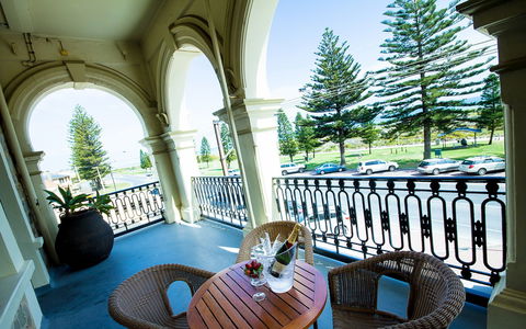 Largs Pier Hotel - Accommodation Directory 2