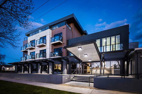 Quality Hotel Lakeside - Accommodation Directory 0