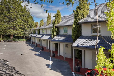 Elphin Villas - Accommodation Directory 0