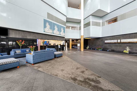 Shangri-La Hotel, The Marina - Accommodation Directory 2