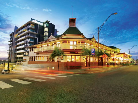 Oaks Grand Gladstone - Accommodation Directory 0