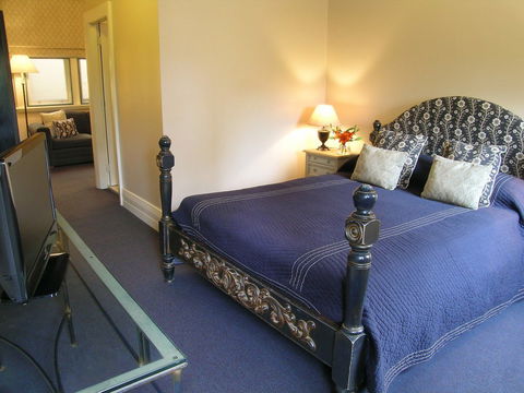 The Russell Hotel - Accommodation Directory 1