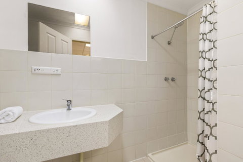 Cosmo On Bank - Accommodation Directory 13