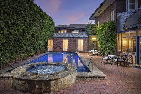 Adelaide Inn - Accommodation Directory 1