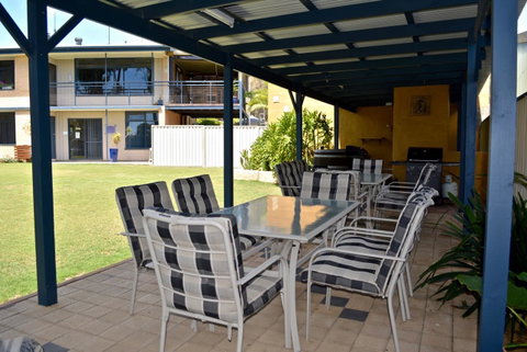 Longbeach Apartments - Accommodation Directory 4