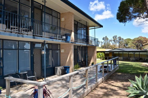 Longbeach Apartments - Accommodation Directory 5
