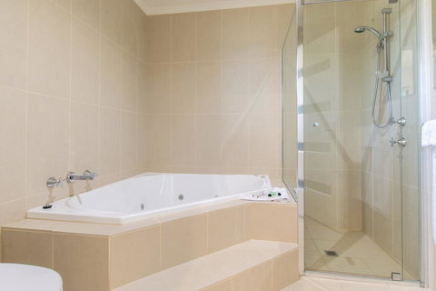 Mick O\'Sheas - Accommodation Directory 22