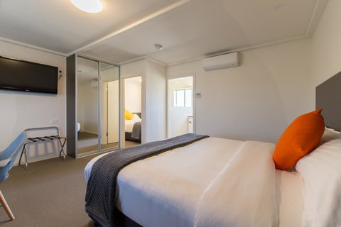 Mick O\'Sheas - Accommodation Directory 14