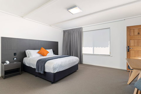 Mick O\'Sheas - Accommodation Directory 4
