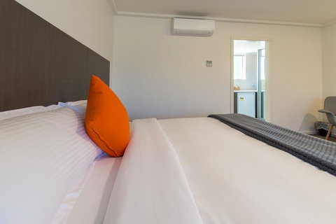 Mick O\'Sheas - Accommodation Directory 15