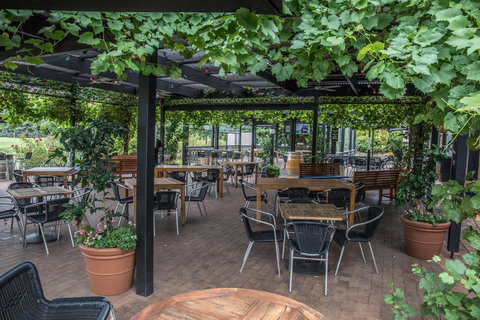 Mick O\'Sheas - Accommodation Directory 38