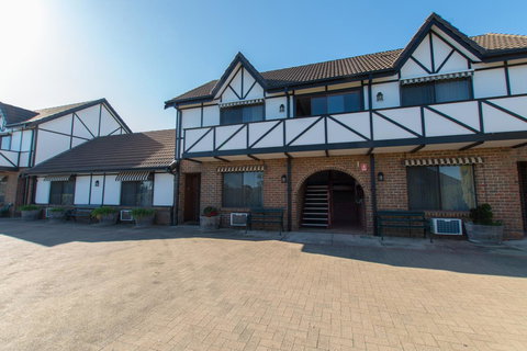 Mick O\'Sheas - Accommodation Directory 36