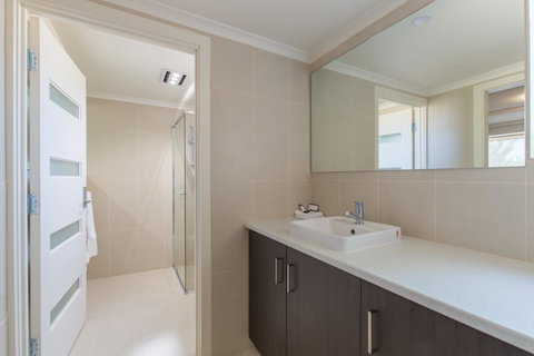 Mick O\'Sheas - Accommodation Directory 28
